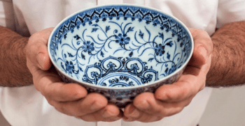 Una porcellana venuda com a menuderia en un mercadet és un rar atuell de la dinastia Ming